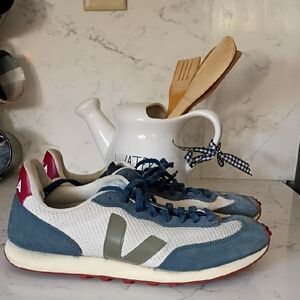 Veja Mens Blue & White V-10 Retro Runner